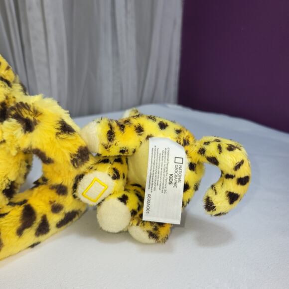National Geographic Cheetah Spotted Momma Cat and Baby Stuffed Plush Animal Toy - Picture 10 of 14